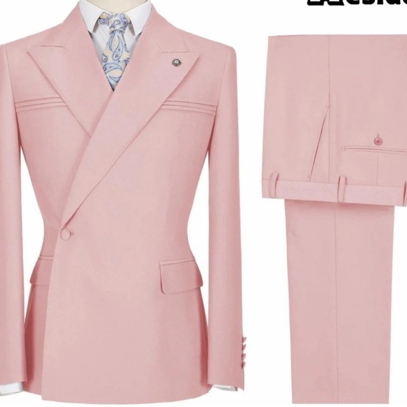Pink Double-Breasted Suit with Peak Lapels and Structured Shoulders